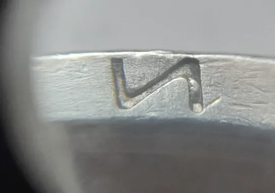 (5716) 1 гривня 2002 викрошка в букві "И" слова "ГРИВНЯ" на гурті (1 гривна 2002 брак викрошка) Ціна