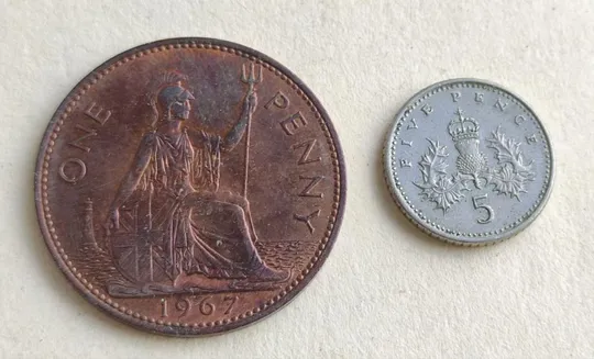 Купити Две старые монеты с портретом королевы Великобритании Елизаветы Второй Великобритания bf855.