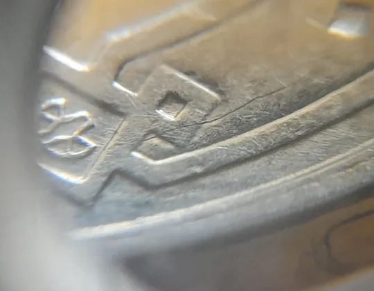 Купити (6572) 1 гривня 2010 розколи на аверсі справа(1 гривна 2010 брак раскол )