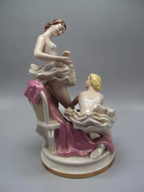 Фигура фарфор статуэтка Киев балет балерины завязывают пуанты высота 27,8 см №1292 Де купити