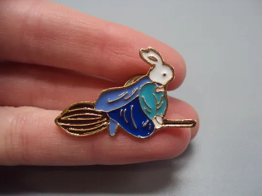 Значок пін білий кролик зайчик на мітлі зайка відьма Bunny rabbit witch знак брошка №18443 З аукціону