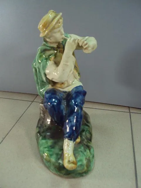 Фигура керамика майолика гуцул с дудочкой играет на дудке высота 28 см №7 Інтернет-аукціон