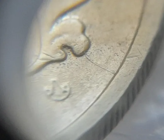 (8217) 10 копійок 2005 розкол від канту до правого нижнього листка на аверсі (10 копеек 2005 брак) Ціна