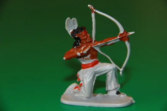 ІНДІАНЕЦЬ ЩО НА КОЛІНІ СТРІЛЯЄ З ЛУКА индеец JEAN HÖFLER 55-60мм ФРН ФРГ Ціна