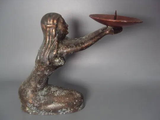 Подсвечник девушка несущая свет шпиатр высота 15 см №10612 Ціна