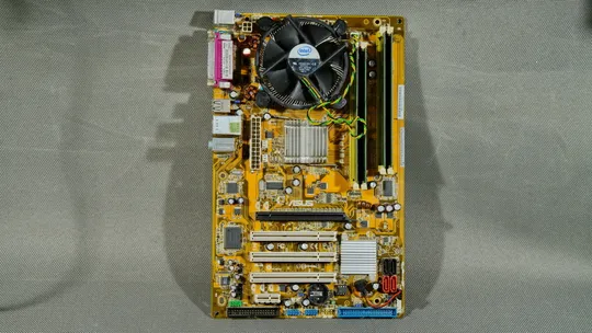 материнская плата LGA775 ASUS P5KPL + процессор Quad Q8200 + 4Gb DDR2 + видеокарта GF 8600 Продаж