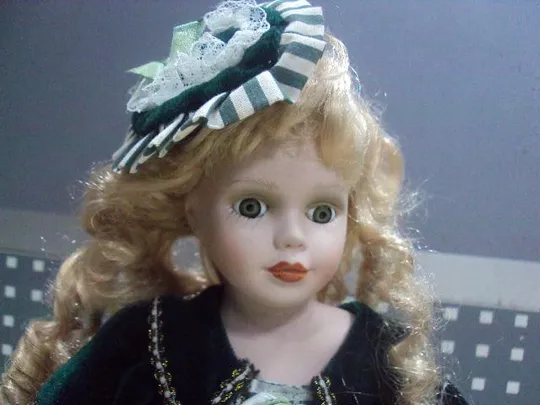 Купити фарфоровая кукла миледи в шляпке кудрявая на подставке 39 см №2938