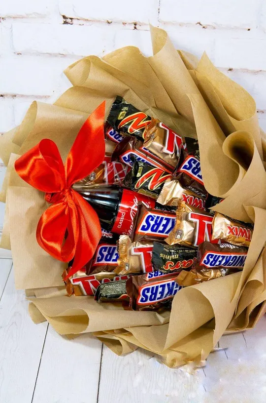 Букет з шоколадок Snickers, Твікс, Марс і напоєм Coca-Cola солодкий подарунок бежевий Ціна