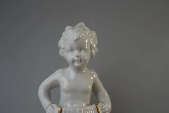 Фигура фарфор Каподимонте Италия путти мальчик с гармошкой клеймо корона N Capodiмonte 15,3см №10053 Продаж