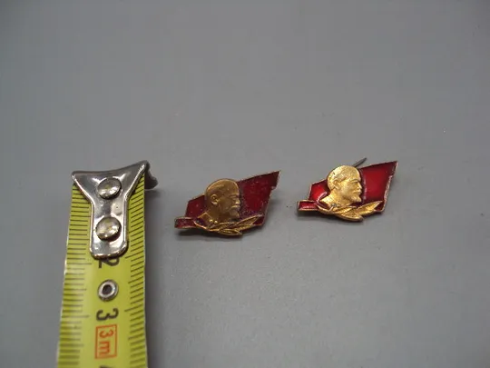 Знак ленин портрет профиль на красном флаге ссср лавровый лист флаг лавр лот 2 шт №17375 Ціна