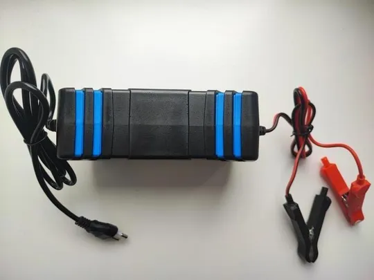 Автомобільний зарядний пристрій foxsur 12/24 8 а імпульсний Продаж