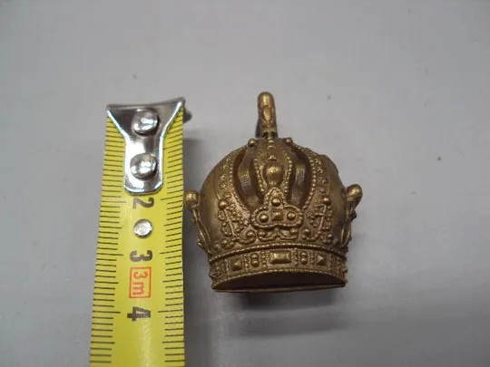 Купити Кокарда корона знак металл высота 3,6 см, ширина 2,8 см №10274