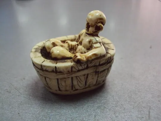 Фигура кость мамонта миниатюра Нэцкэ японец в бочке моется высота 4,3 см, длина 4,5 см №11430 З аукціону