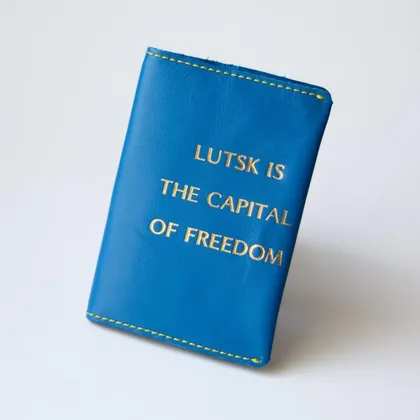 фото, Обкладинка для паспорта "Lutsk is the capital of freedom" синя з позолотою,жовта нитка.
