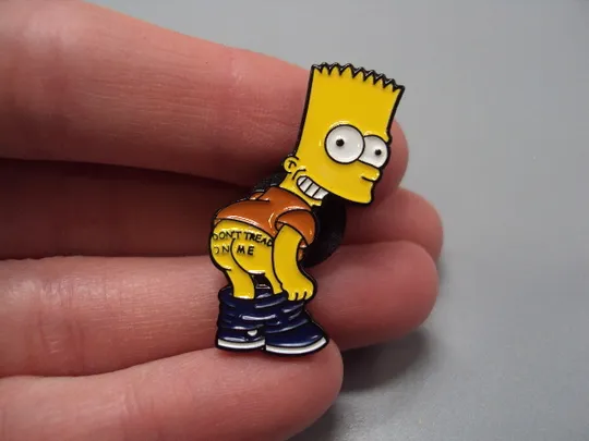 Значок пін Сімпсони мультсеріал Барт Сімпсон показує жопу Don't tread on me знак брошка №18491 З аукціону