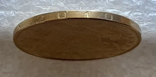 (6572) 1 гривня 2010 розколи на аверсі справа(1 гривна 2010 брак раскол ) в Україні