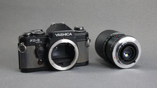 Пленочный фотоаппарат Yashica FX-D Quartz + объектив Sakar 35-70mm/3.5-4.5 MC Ф52мм Вживане Продаж