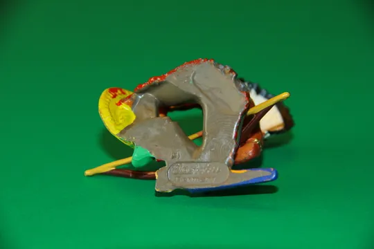 ІНДІАНЕЦЬ ВОЖДЬ ЩО СИДИТЬ З ЛУКОМ № 6839 индеец ELASTOLIN 70мм ФРГ З аукціону