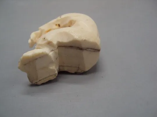 Фигура нэцкэ статуэтка кость бивень мамонта миниатюра мужчина японец сидит 3,2 см вес 13,91 г №15072 Де купити