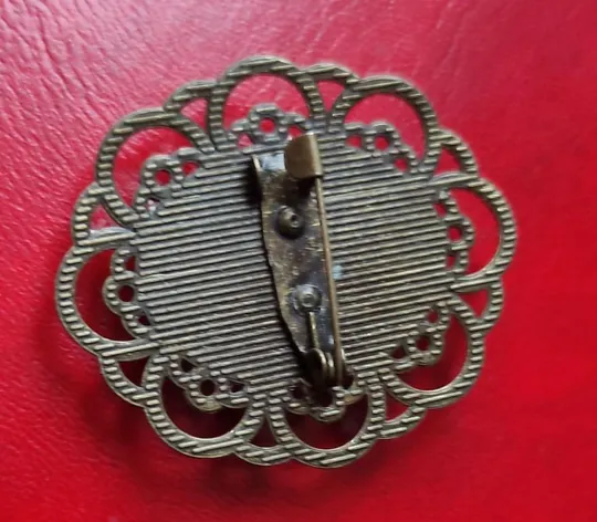 Старинная винтажная  брошь в стиле пин ап девушка красит губы pn265 Інтернет-аукціон