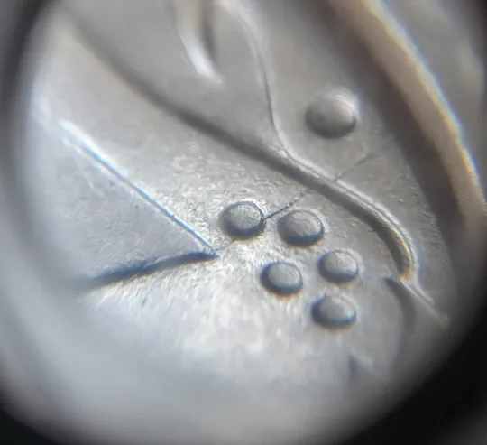 Купити (8024) 5 копійок 1992 розколи від канту через 1 гроно до "5" номіналу + зміщення зображення на аверсі  (5 копеек 1992 брак)