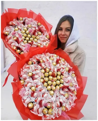 фото, Букет з цукерок Ferrero Rocher і Raffaello Рафаелло в руку червоний