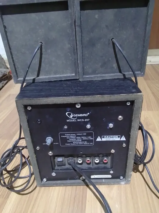 Купити акустика.колонки.здається 2 по 15 ват і саббуфер...