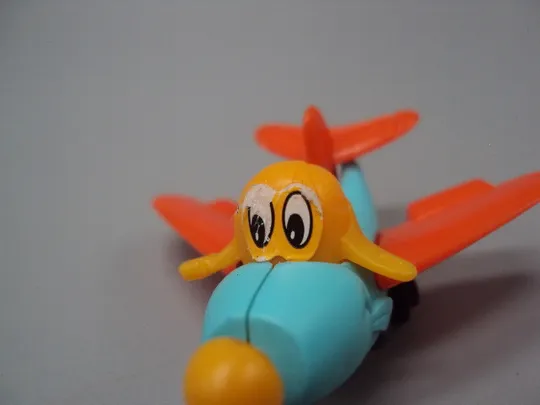 Фигурка киндер сюрприз самолет с глазками Disney самолетик бежит №18590м Характеристики