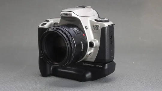 Фотоаппарат Canon EOS 300 + Батарейная ручка Canon BP-200 + объектив Canon EF 50mm/1.8 II Ф52мм Вживане Характеристики