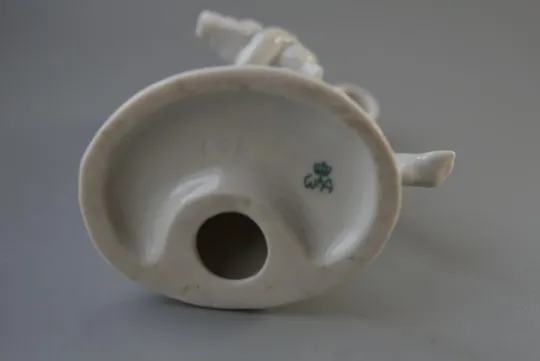 Фигура фарфор статуэтка Германия Wagner and Apel путти мальчик с поросенком свинкой 15,3 см №10052 Де купити