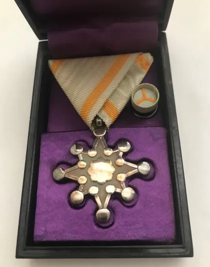 фото, Орден Священного Сокровища 8 класса (степени)для мужчин в коробке.勲八等瑞宝章.Состояние СУПЕР.