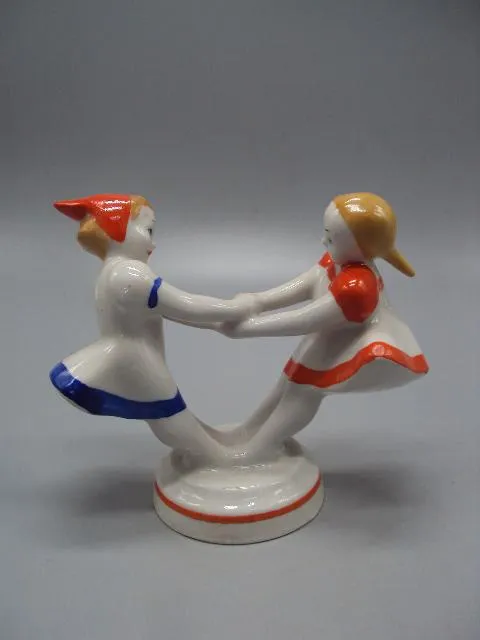 Фигура фарфор статуэтка Городница подружки крутятся девочки кружатся дети высота 10,6 см №14466 Ціна