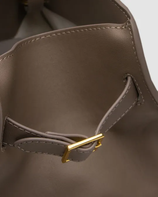 Сумка The Row Soft Margaux 26 Bag in Leather Brown Capucines  99721 в Україні