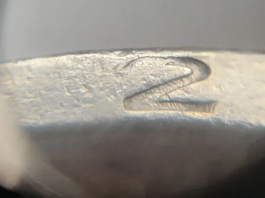 (7467) 1 гривня 2001 викрошка вверху '2' слова '2001' на гурті (1 гривна 2001 брак) Ціна