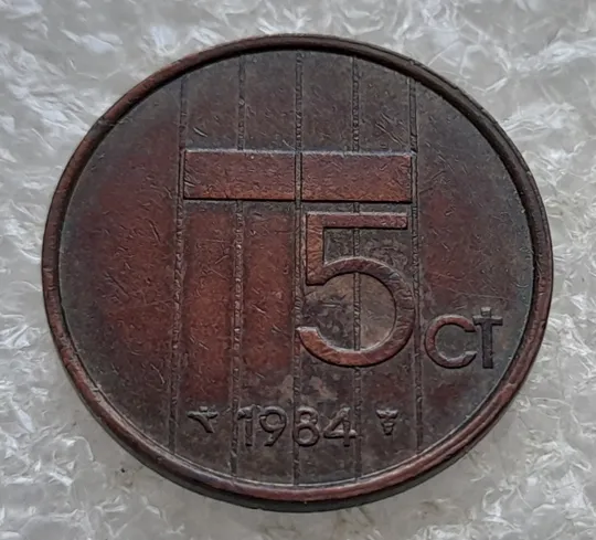 (7772) 5 центів 1984 Нідерланди - поворот 90 градусів /порушення соосності (5 центов, Нидерланды, 1984) Продаж