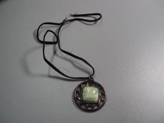 Бижутерия подвеска кулон круглая с квадратной зеленой вставкой на шнурке №10849 Ціна