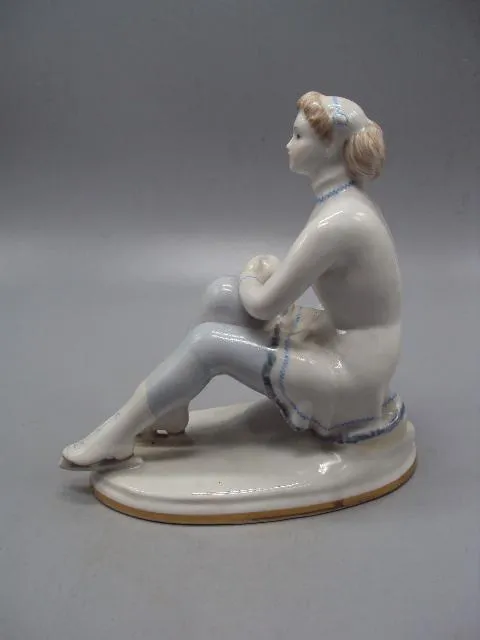 Фигура фарфор статуэтка ЛФЗ фигуристка девушка сидит на коньках конькобежка высота 16,8 см №14188 Недорого