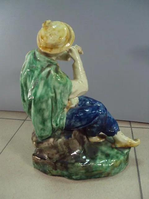 Фигура керамика майолика гуцул с дудочкой играет на дудке высота 28 см №7 З аукціону