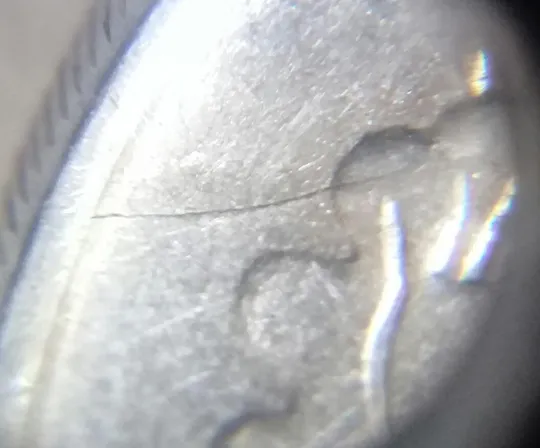 (1381) 5 копійок 1992 тріщина в металі монети на аверсі зліва + засмічення на "5" номіналу на реверсі (5 копеек 1992 брак) На торгах