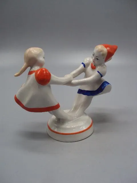 Фигура фарфор статуэтка Городница подружки крутятся девочки кружатся дети высота 10,8 см №14467 Недорого