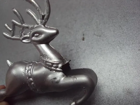 Елочная игрушка украшение олень пластик №9960 Де купити