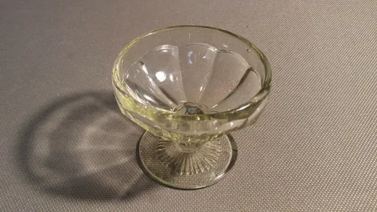Ваза цукерниця креманка на ніжці міні прозоре радянське скло Вживане Продаж