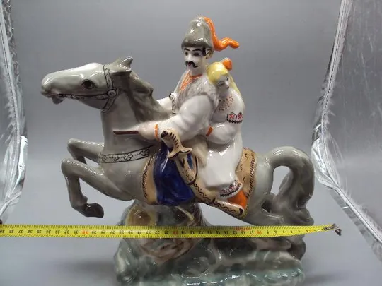 Купити Фигура фарфор статуэтка Киев влюбленные козак с девушкой на коне казак с ружьем высота 34 см №133