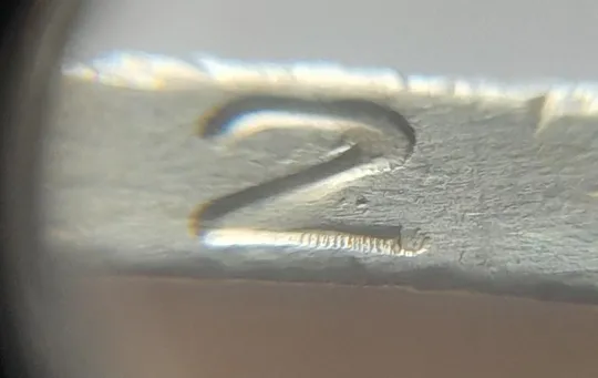 (4719) 1 гривня 2001 викрошка внизу цифри '2' слова '2001' на гурті (1 гривна 2001 брак) З аукціону