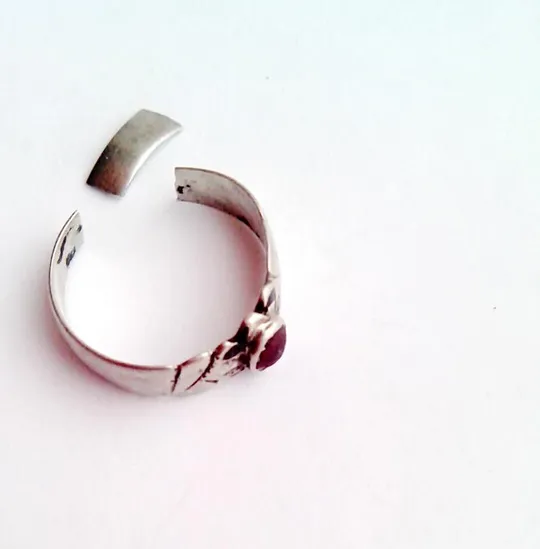 Настоящее средневековое серебряное кольцо, требуется небольшой ремонт, 17 века.rt542 Ціна