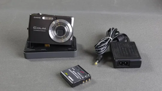 Цифровой фотоаппарат Casio Exilim EX-2700 7.2Mpix Exilim Optical 3х 6.2-18.6мм + докстанция Вживане Ціна