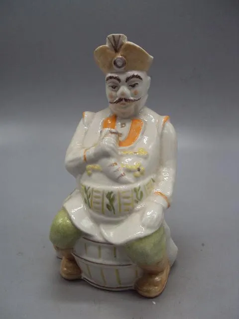 Штоф фарфор фигура бурят сидит на бочке с рогом высота 17 см №14208 Ціна