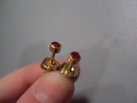 Бижутерия серьги гвоздики круглые с красным камушком Европа б/у позолота (№7) №11239 З аукціону