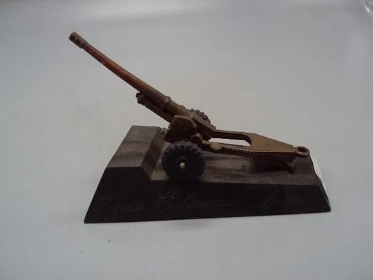 Фигура шпиатр статуэтка гаубица на подставке пластик С днем советской армии размер 7,4х10см №13845 Продаж