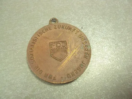 знак медаль влксм fdj германия гдр артур бекер  №14411 Де купити